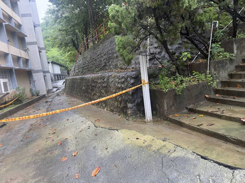 高雄壽山國中邊坡土石鬆動 現勘暫無安全疑慮
