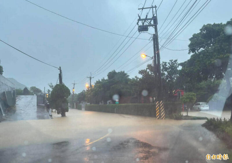 豪雨狂炸恆春半島!時雨量破40毫米 車城射寮、山腳路積水阻交通