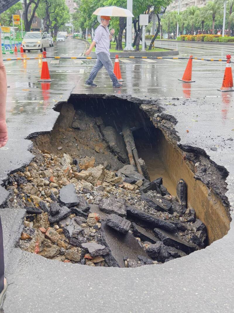 高雄鬧區大雨釀天坑 民權二路施工中突塌陷