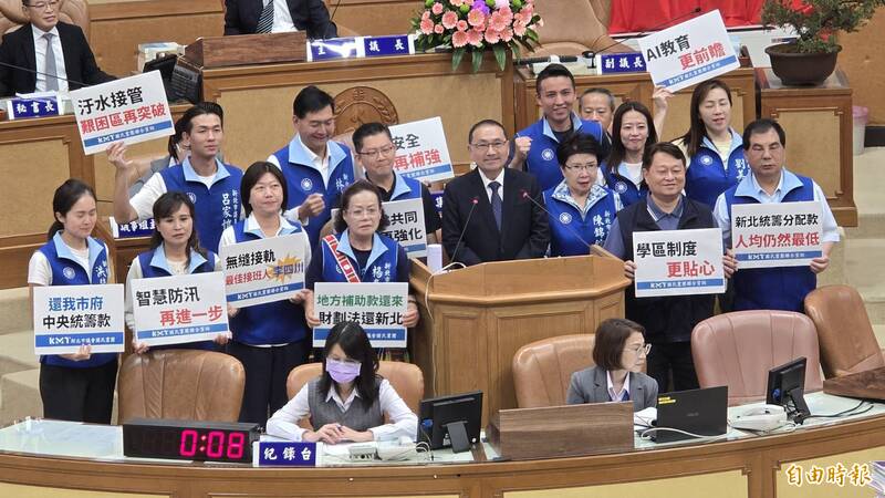 新北議會國民黨團挺李四川 齊呼「侯侯做代誌延續8年」