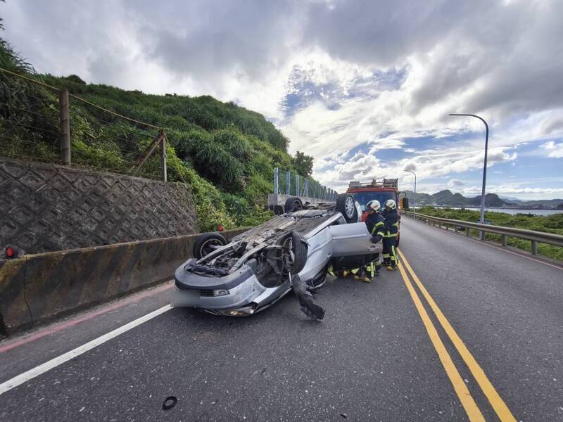 撿東西恍神!女駕駛過彎失控翻覆自行脫困 濱海公路單線通行