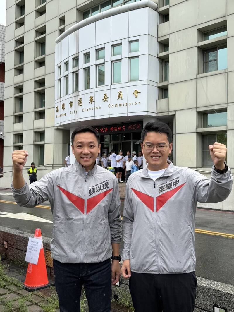 張以理、張耀中穿超人裝登記選議員