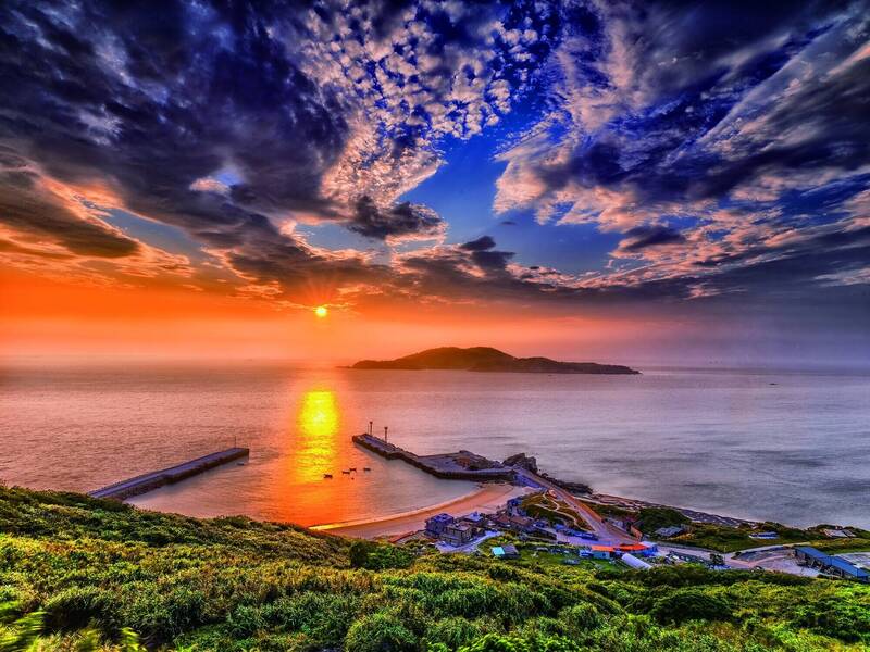 全台22縣市加碼補助拚觀光,圖為東莒猛澳港夕陽。。(觀光署馬管處提供) 全台22縣市加碼補助拚觀光,圖為東莒猛澳港夕陽。。(觀光署馬管處提供)