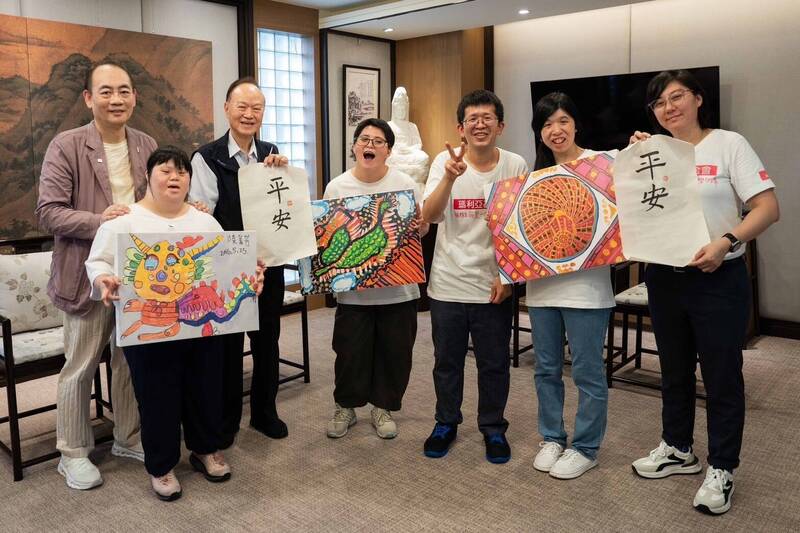 艋舺龍山寺百年祥龍變身快樂襪 瑪利亞青年「龍保安康」畫祈福心
