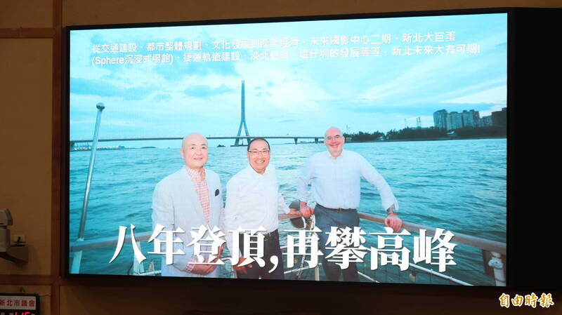 戴湘儀祝侯友宜「8年登頂,再攀高峰」。(記者黃政嘉攝) 戴湘儀祝侯友宜「8年登頂,再攀高峰」。(記者黃政嘉攝)