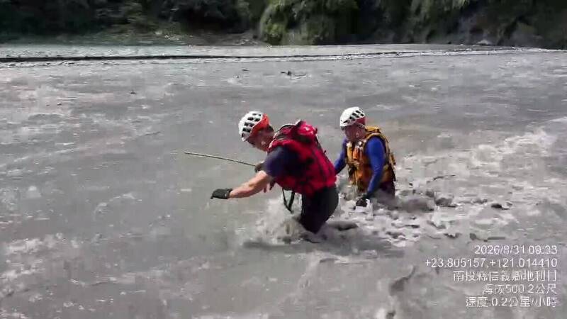 慟！衝濁水溪救5泛舟客 救生艇翻覆南投勇消殉職