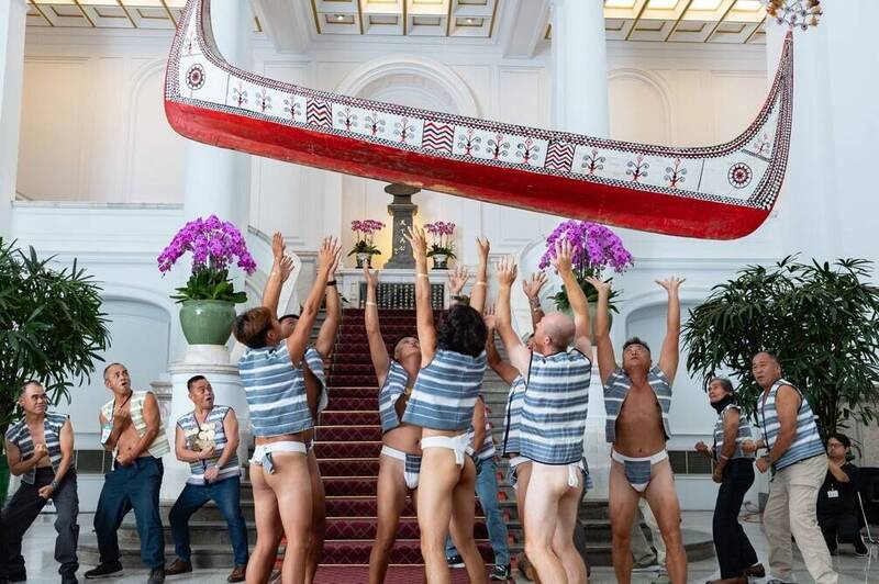 總統賴清德今日接見「蘭嶼巴丹三百年首航」船隊，達悟族人進行拋船文化儀式。（總統府提供）