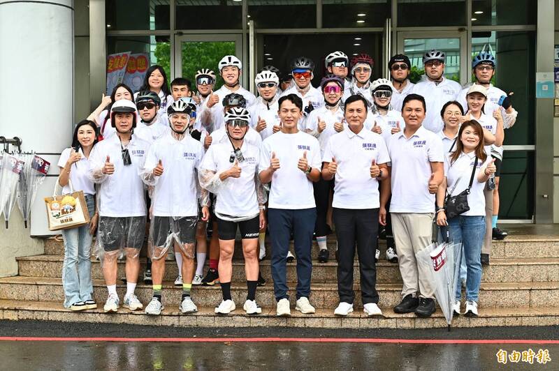 高雄市議員登記首日13人完成 邱俊憲搶得頭香