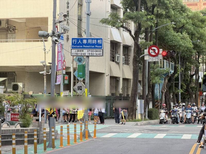 新北免費營養午餐上路延後放學 新莊榮富國小行人時相沒調整