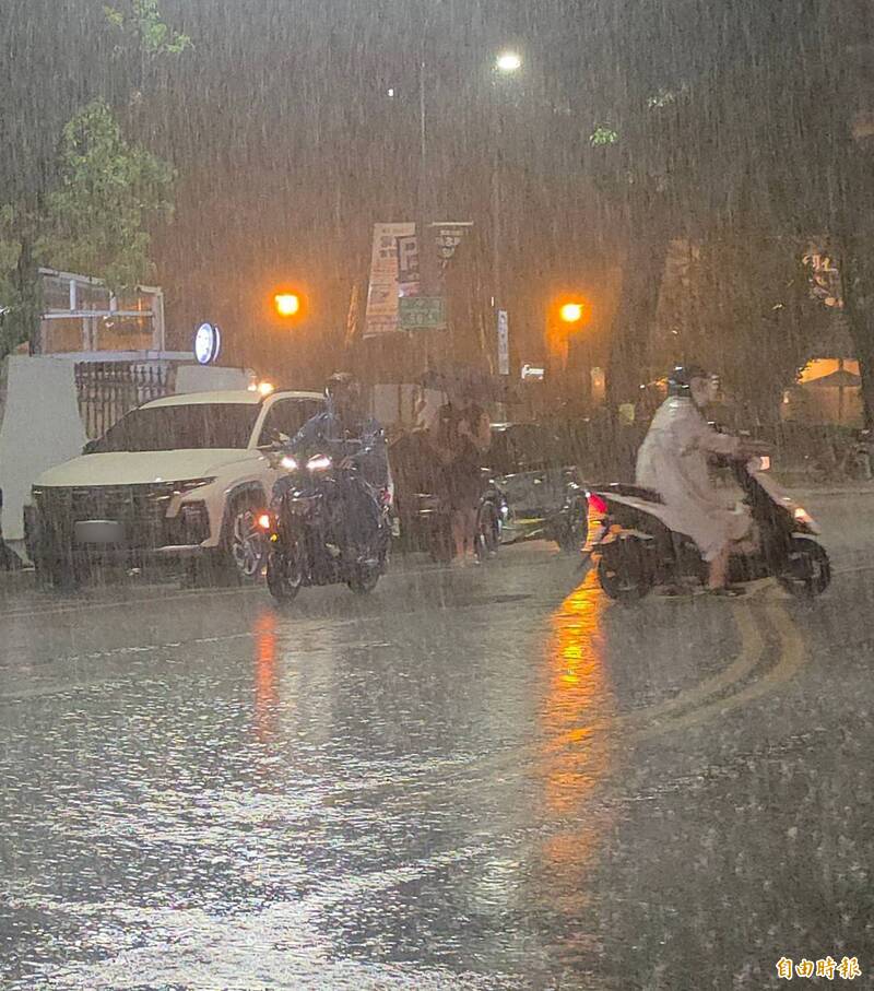 大雷雨警訊!高雄今晚雨勢變大 這時段降雨最強