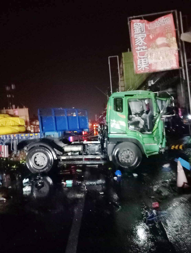 台1線加祿段雨夜巨響!大卡車失控衝分隔島撞電箱 全村停電1人重傷