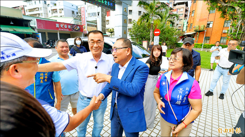 國民黨新北市長參選人李四川（右三）、新北市長侯友宜（右二）一同到蘆洲慈惠堂參拜。（記者黃政嘉攝）