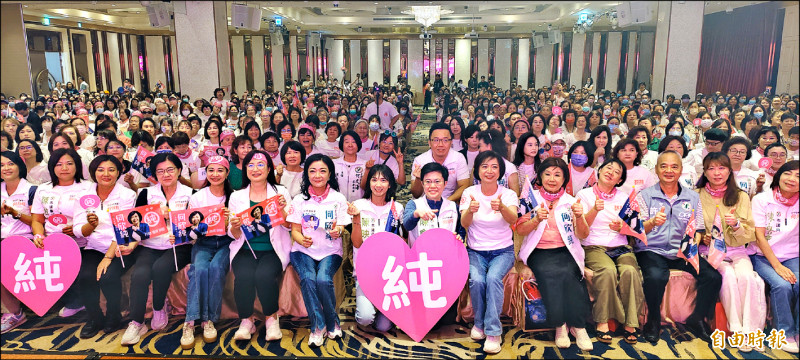 女力挺何欣純 台中「心純姊妹會」授證