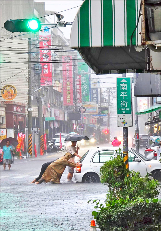 豪雨炸員林 民眾合力推車脫困