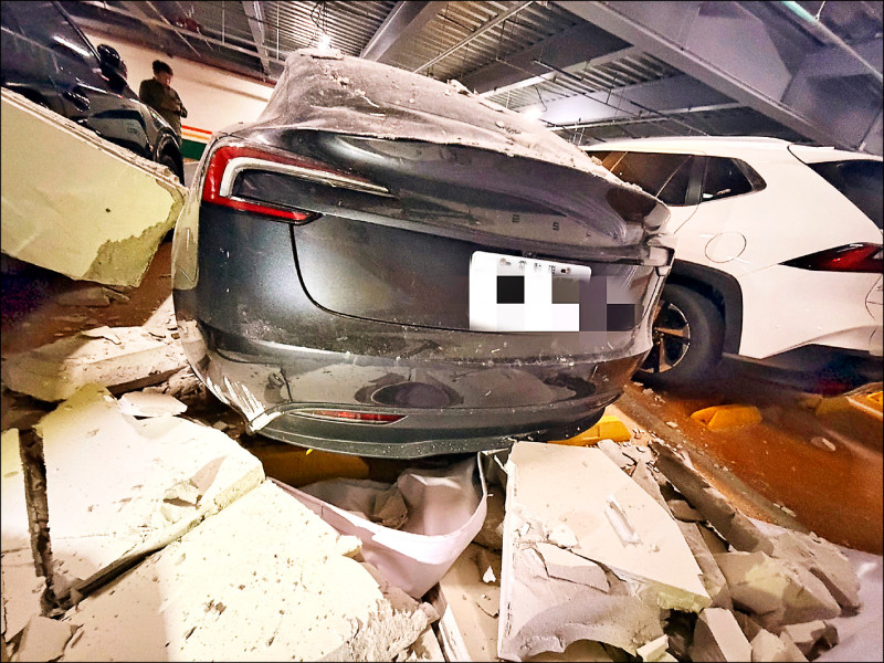 停車場轎車撞穿牆 民眾驚呼像3D壁畫