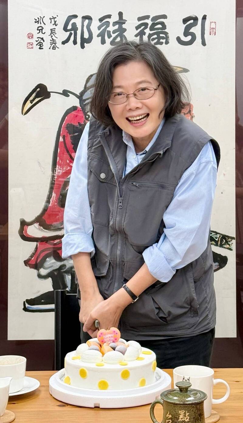 前總統蔡英文開心切蛋糕。（圖翻攝自蔡英文Threads）