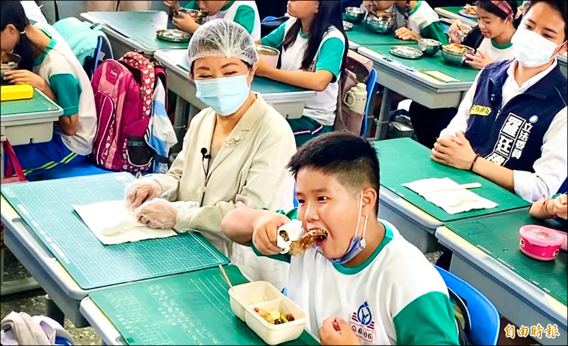 台中營養午餐首週雙主菜 何欣純:政治煙花