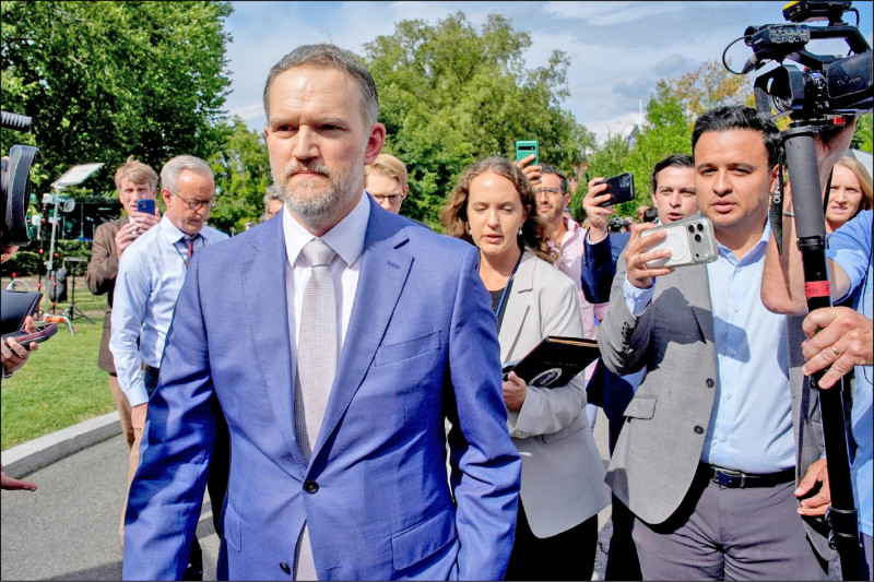 中英對照讀新聞》US Hits Canada With 50% Tariffs as Carney Vows to Retaliate美國祭出50％關稅打擊加拿大 卡尼矢言報復