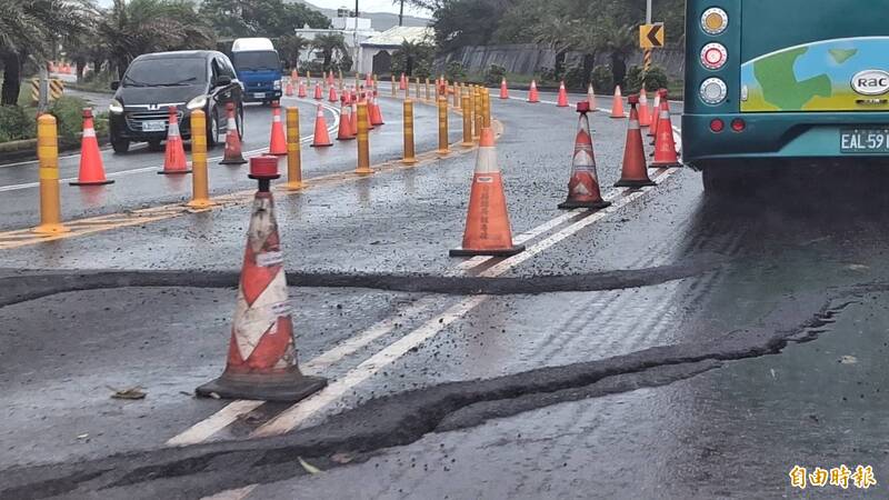 豪雨狂炸!屏東台26線石牛溪路段崩裂 北上車道緊急封閉