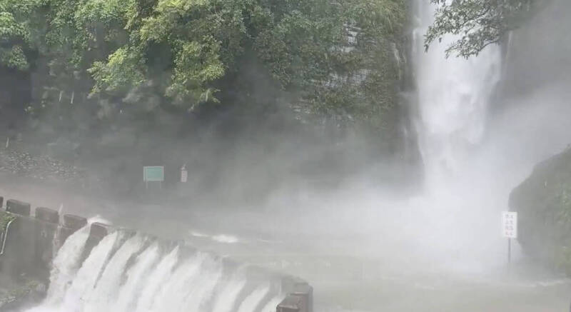 台東豪雨不只讓森林遊樂區封閉 知本林道瀑布日前已氣勢驚人
