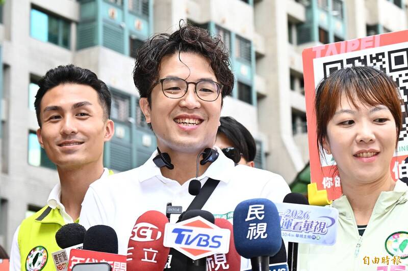 網傳政大新生群組背景換競選照片 沈伯洋:舉辦宣傳辯論更好