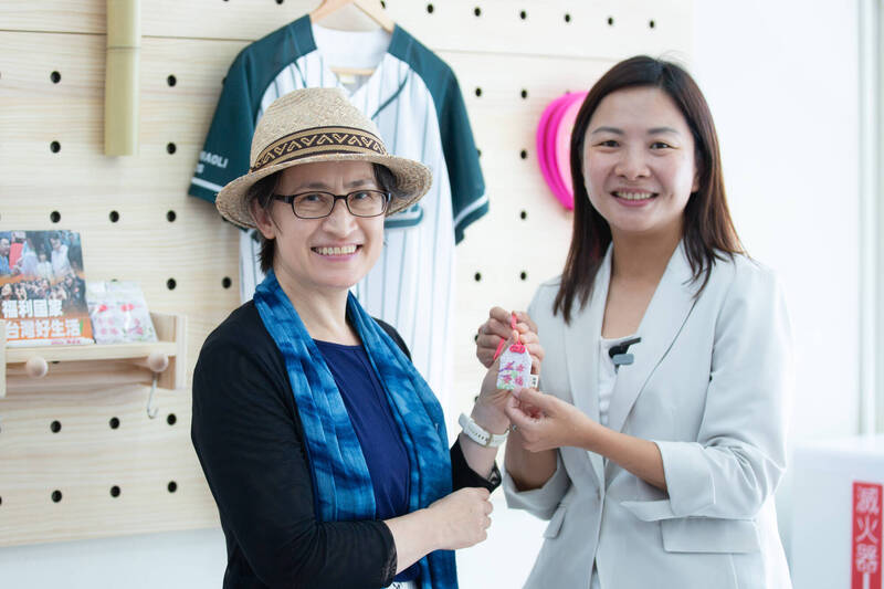 蕭美琴於上個月30日造訪，為陳品安競選總部「幸福苗栗站」開箱。（圖由陳品安團隊提供）
