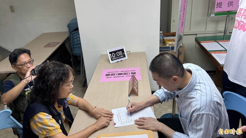 基隆市長謝國樑（右）爭取連任，今天上午完成參選登記。（記者俞肇福攝）