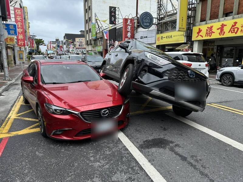怎麼開的？擦撞上演車疊車 休旅車直接騎上轎車