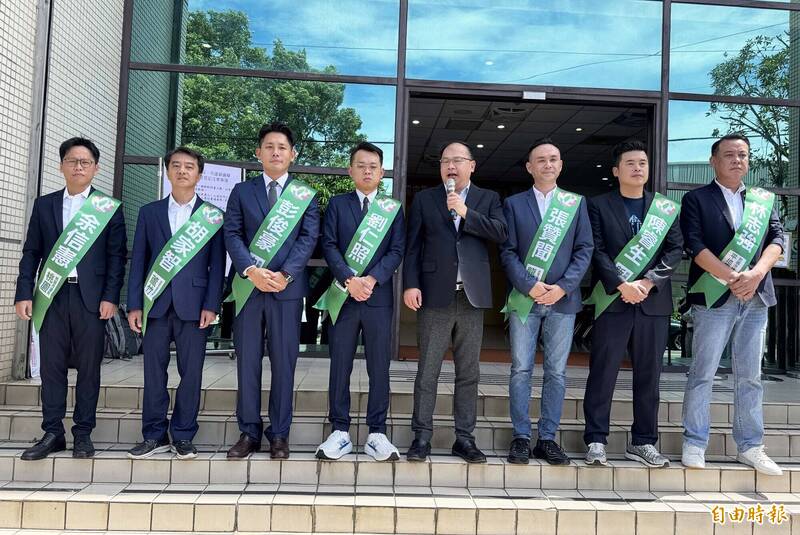 正國會「學長」王義川陪同桃園7子弟兵登記參選議員