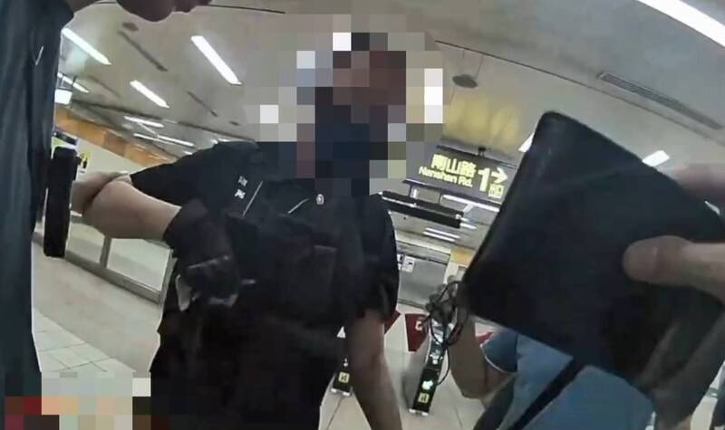 警漏夜追查北捷中和新蘆線男子帶刀 保全教官被逮搜出2把喊冤「教學所需」