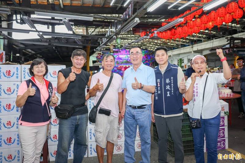 三重果菜市場中元普度 青果公會率在地攤商高喊李四川凍蒜
