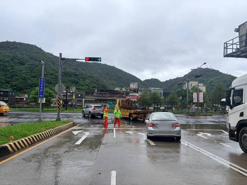 怵!蘇花改蘇澳隧道口轎車追撞停等紅燈前車 車頭撞爛