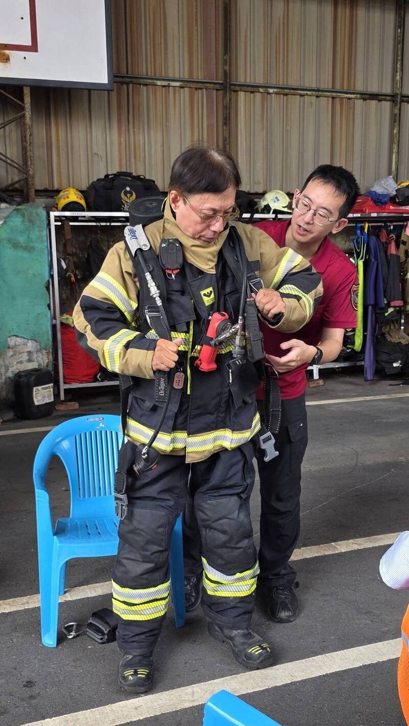 台南消防員開箱救災裝備 巡守員:佩服揹27公斤重裝闖火場
