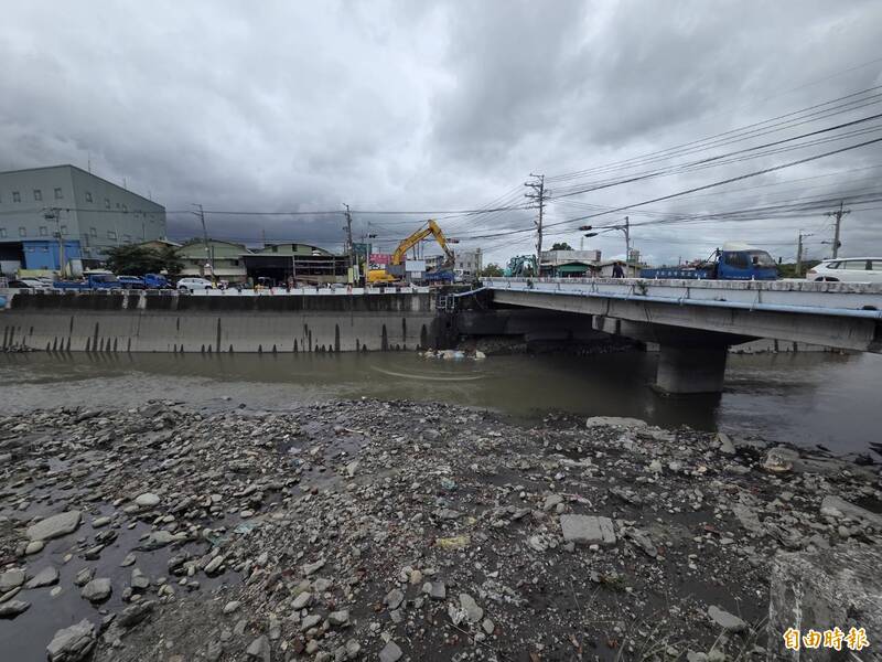 花壇華歡橋下護岸掏空、擋土牆巨大裂縫 縣府緊急堆置太空包