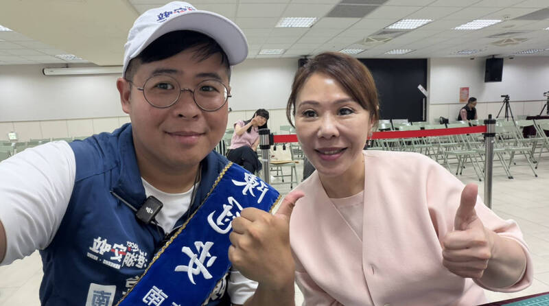 港湖雙姝巧遇0互動!陳冠安自拍高嘉瑜「後方比YA」:被亂入了