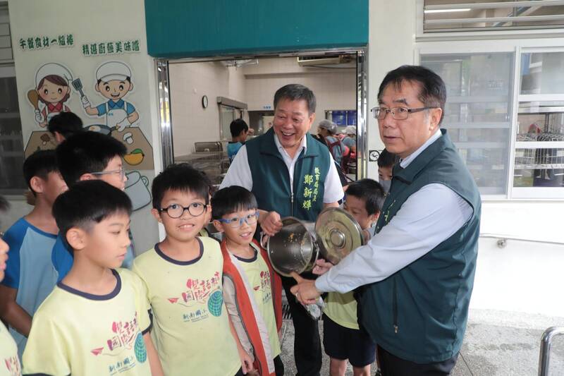 黃偉哲化身「美食秘密客」 學生分享午餐美味佳餚