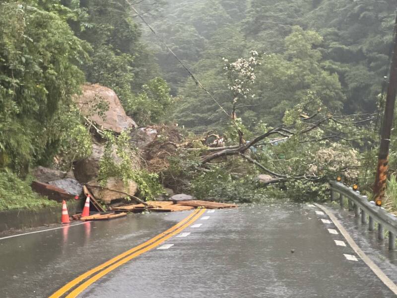 北宜公路坪林段落石坍方 雙向交通中斷
