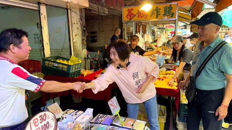 民進黨台中市長參選人何欣純（中）到南屯市場拜票，邀請市民12日來見證總部成立。（何欣純辦公室提供）