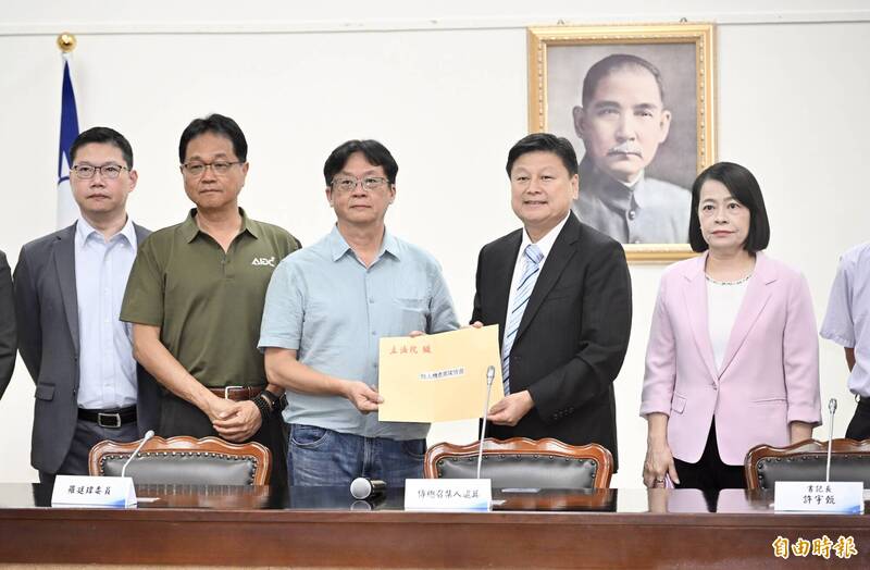 刪凍預算波及庇護工場月餅 傅崐萁鞠躬道歉：要求總統府明年買3倍