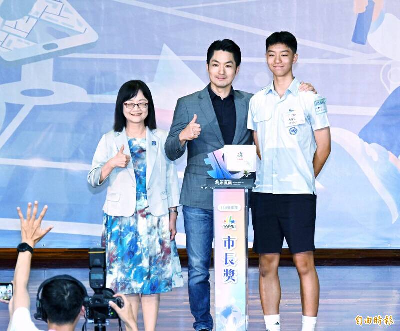 蔣得立海外交換1年獲7.5萬補助 周軒批:蔣萬安編預算發錢給兒子?