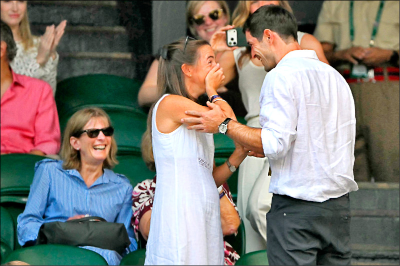 中英對照讀新聞》A marriage proposal and Bad Bunny steal attention from Novak Djokovic’s opening Wimbledon match 一場求婚和壞痞兔搶了喬科維奇溫布頓首戰的鋒頭