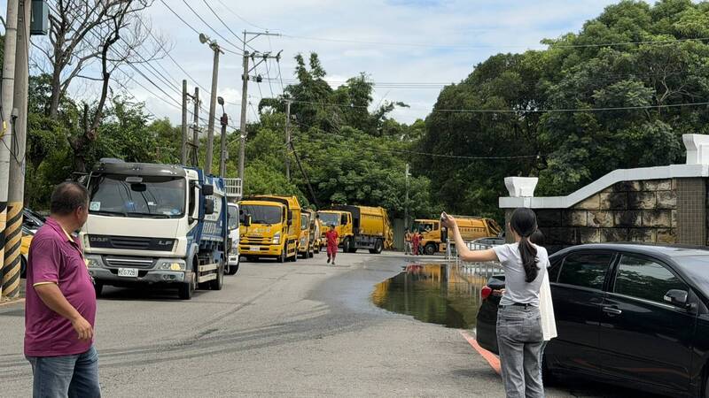 台中長輩不滿晨泳公益時段收費50元 一度肉身擋垃圾車抗議