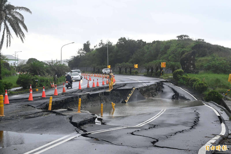 墾丁台26線石牛溪路段因雨坍成「斷崖」 單線通行搶修