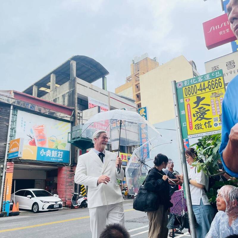 驚喜!「肯德基爺爺」現身彰化「不二坊」排蛋黃酥 民眾狂打卡