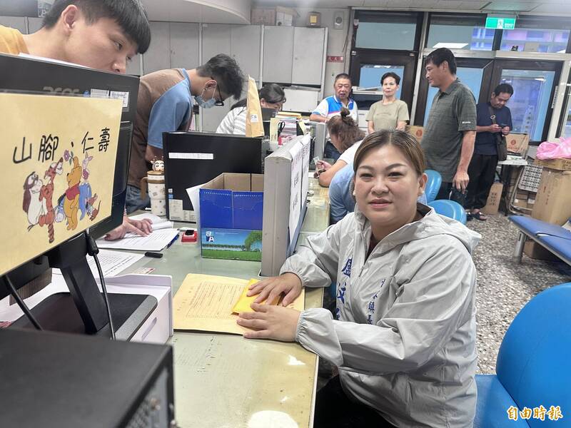 現任鎮長尤史經力挺 盧玟欣登記參選恆春鎮長