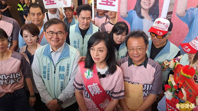 恩怨放兩旁！陳瑩登記參選台東縣長 賴坤成、劉櫂豪左右護法力挺