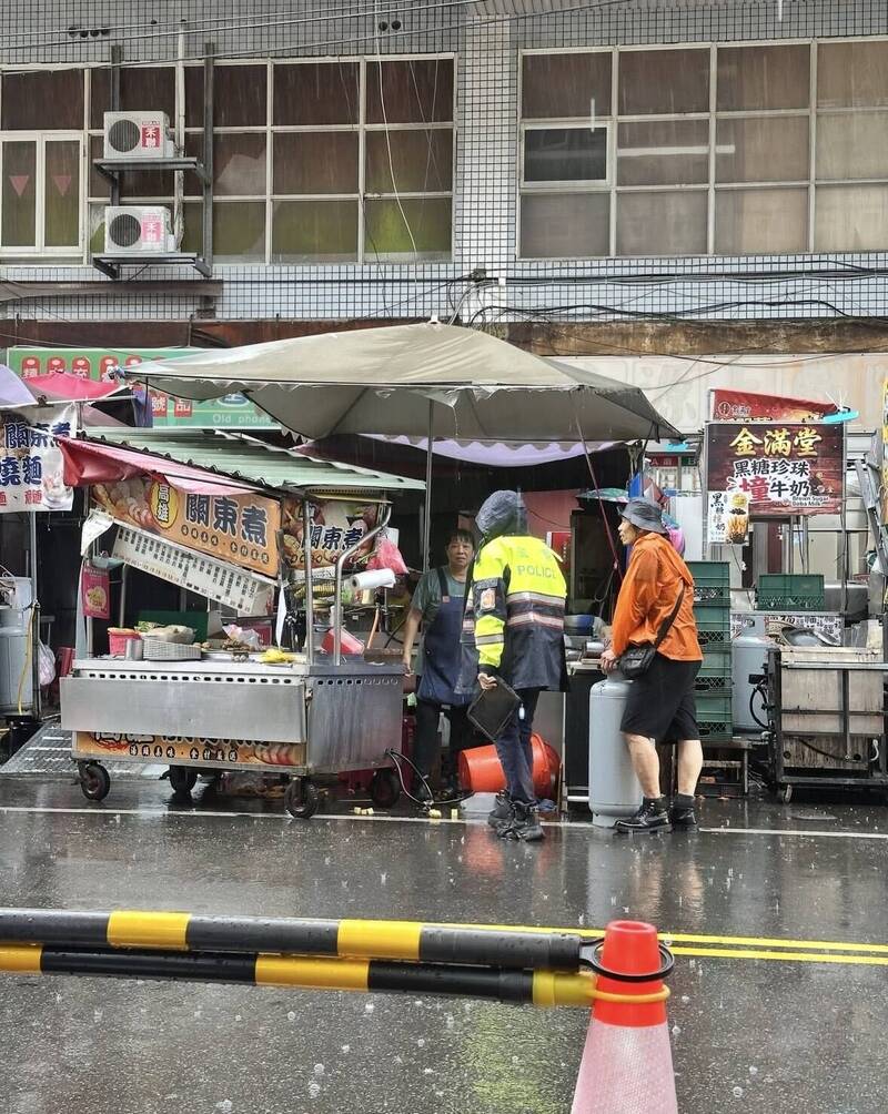 貨車誤勾棚架弄壞中原夜市攤車 網傻眼留言:剛剛才撞掉冷氣