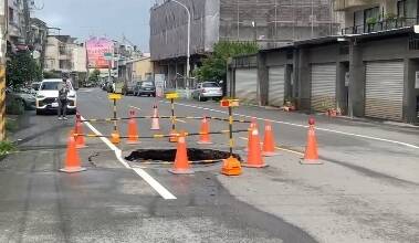 雨下到「黑爆」 屏東內埔也傳道路天坑