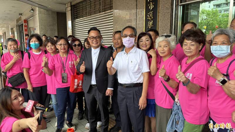 民進黨基隆市長參選人童子瑋今天完成登記。（記者盧賢秀攝）