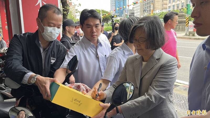 前總統蔡英文幫民眾簽名，人氣很旺。（記者盧賢秀攝）